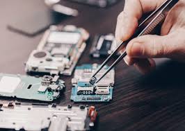 [Técnico reparando placa de celular]
